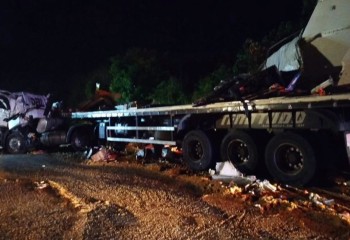 Dois motoristas morrem em colisão entre duas carretas na BR-163