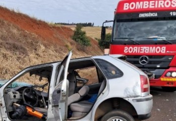Motorista fica preso às ferragens após acidente entre carro e trator