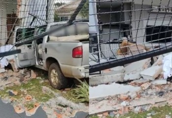 Mulher fica ferida após perder controle de veículo e invadir residência