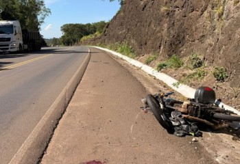 Motociclista sofre traumatismo craniano após queda na BR-282