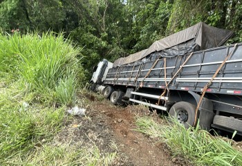 Carreta desgovernada sai da pista e colide com árvores na Serra do BNH