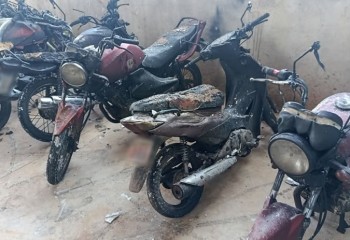 Incêndio destrói oficina e 11 motocicletas em Toledo; prejuízo pode passar de R$ 1 milhão