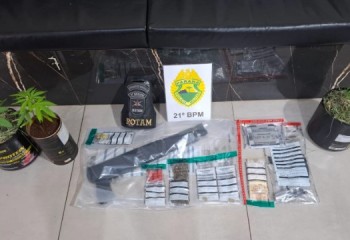 Polícia Militar prende homem por porte ilegal de armas de fogo e tráfico de drogas