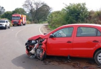 Idoso é encaminhado ao hospital após acidente entre caminhão e veículo de passeio