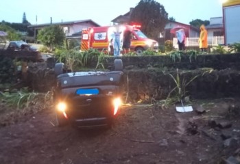 Motorista sai da pista e capota carro, mas sai ilesa