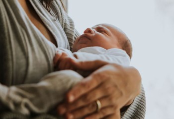 Não existe “colo demais”: o que a ciência diz sobre pegar o bebê no colo