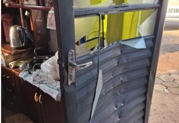 Jovem é preso ao agredir mãe e primo
