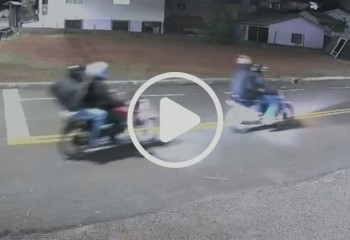 Imagens mostram motos se aproximando de residência antes de roubo de Amarok