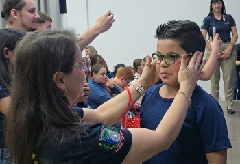 Projeto Visão e Esperança entrega 57 óculos a alunos da rede municipal