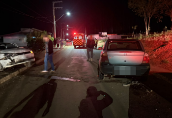 Colisão frontal entre dois carros deixa jovem ferida em SC