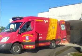 Homem fica ferido em colisão entre carro e motocicleta