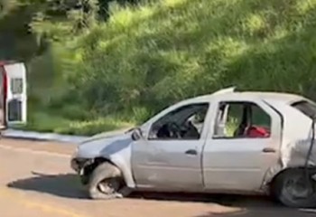 Mulher morre após capotamento na BR-282