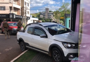 Carro invade sorveteria após acidente no centro