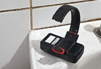 Homem rompe tornozeleira eletrônica e abandona equipamento em banheiro da Praça
