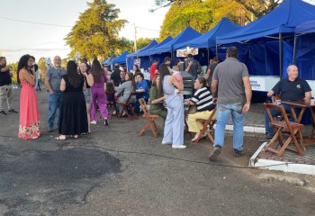 Feirinha de quarta reúne grande público na Praça Professor Dalilo Quintino Pereira