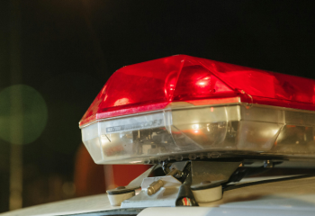 Mulher é presa por suspeita de violar túmulo de cemitério e carregar cadáver pelas ruas