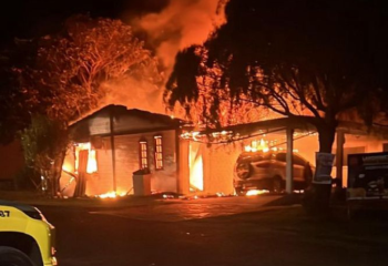 Incêndio criminoso destrói residência na noite desta segunda-feira (10)