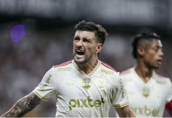 Flamengo abre o placar, vê Ceará empatar e continua como líder do Brasileirão
