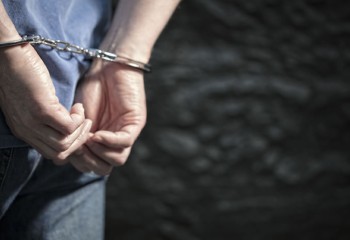 Homem é preso por importunar sexualmente a irmã