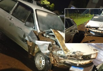 Colisão entre Ford Fiesta e Volkswagen Voyage é registrada em frente a hospital