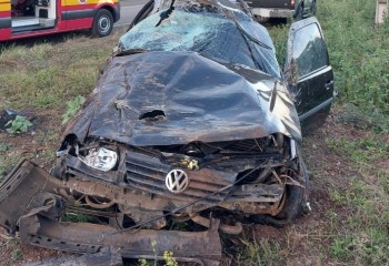 Automóvel fica destruído em capotamento na SC-355 no Meio-Oeste