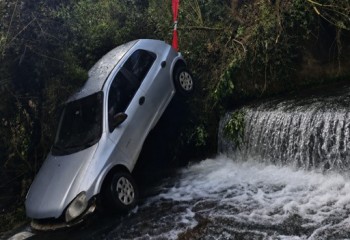 Veículo bate em defensa, atravessa rodovia e cai em rio na SC-161