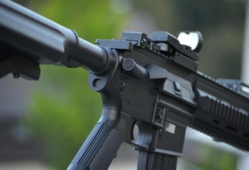 Homem é preso após enviar vídeos ameaçando mulher com arma de airsoft