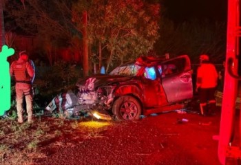 Motorista morre em saída de pista seguida de capotamento de caminhonete