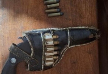 Polícia apreende arma e munições após jovem ser baleado com tiro acidental