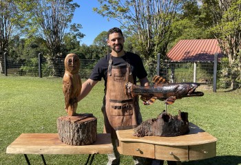 Do desenho à madeira: artista transforma troncos em esculturas de luxo