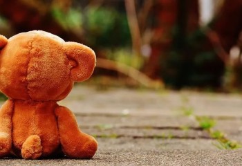Sem banheiro e cercadas por lixo: sete crianças são encontradas em situação de abandono em Criciúma