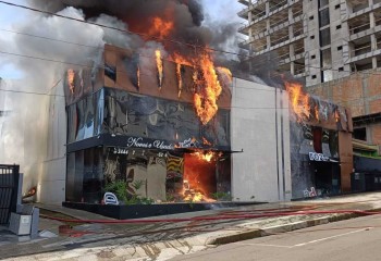 Incêndio mobilizou 24 bombeiros, que utilizaram 57 mil litros de água no combate às chamas