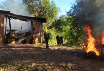 Incêndio de grandes proporções destrói casa e dois veículos no Meio-Oeste