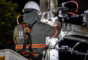 Evento climático provoca queda de poste e deixa consumidores sem energia