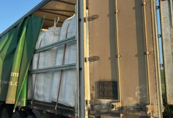 Caminhão com 22 bags de plástico picado é apreendido por suspeita de contrabando
