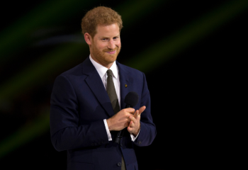 Príncipe Harry faz visita surpresa e promete ajudar feridos da guerra