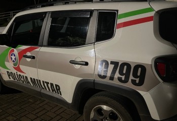 Morador tem casa e veículo danificados na madrugada