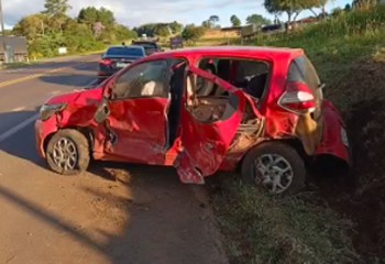 Acidente entre três veículos deixa cinco pessoas feridas na BR-282