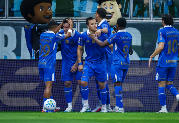 Grêmio vira sobre a Chapecoense e volta a vencer no Brasilerão