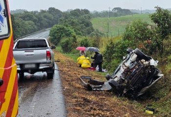 Capotamento deixa três jovens feridos no Oeste de SC