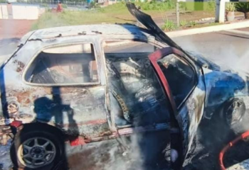 Fiat Palio fica praticamente destruído após incêndio no centro