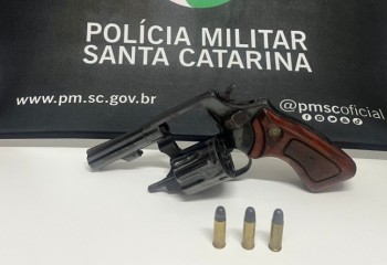 Homem é preso com arma depois de agredir e ameaçar mulher