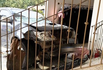 Hilux invade loja após colisão de forte impacto no Centro