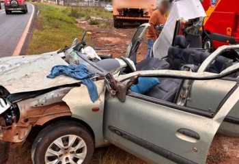 Mulher fica presa às ferragens após carro capotar e bater em caminhão na PR-566