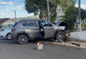 Forte colisão envolve dois veículos e deixa uma pessoa ferida