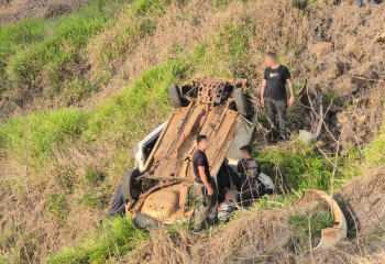 Carro sai da pista e cai em ribanceira na BR-163