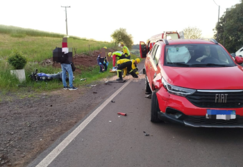 Jovem de 19 anos fica ferido após colisão entre carro e moto na SC-492