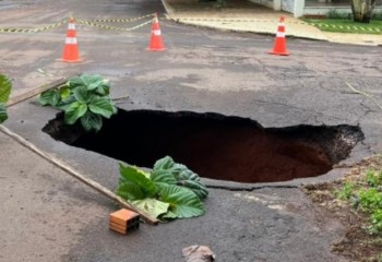 Asfalto cede e cratera se forma em cruzamento