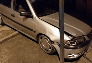 Motorista se fere após perder controle e bater em poste