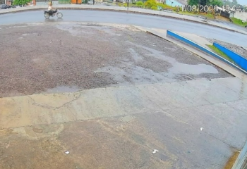Ladrão age em poucos minutos e furta moto em plena luz do dia
